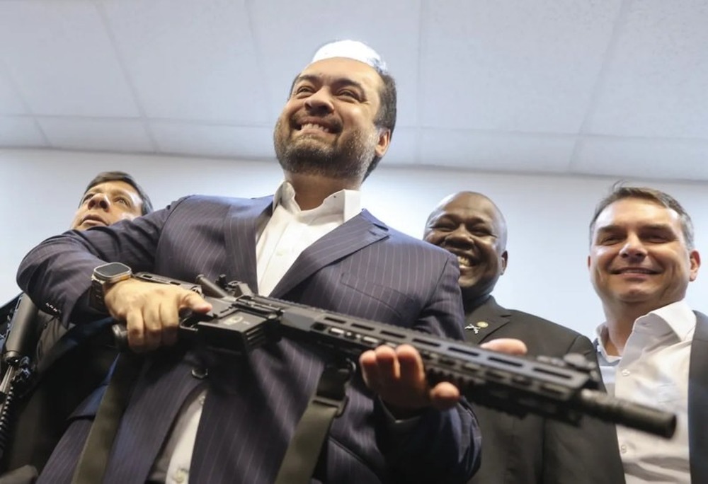  Mas de 4 mil policiais seguem servindo políticos e Castro faz Lei para ampliar garantindo 'guarda-costas' por até 8 anos