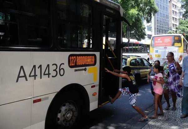Governo reage à escalada de crimes no transporte com presença de policiais em ônibus do RJ
