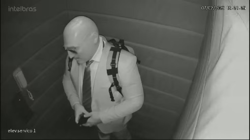 Empresário Alexandre Ceotto, ex-secretário do Rio, é investigado por crime com uso de máscara realista