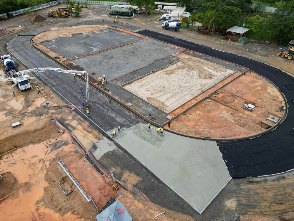 Pista de atletismo do Parque RJ, em São Gonçalo, começa a receber concreto