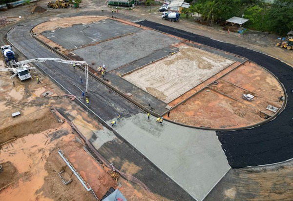 Pista de atletismo do Parque RJ, em São Gonçalo, começa a receber concreto