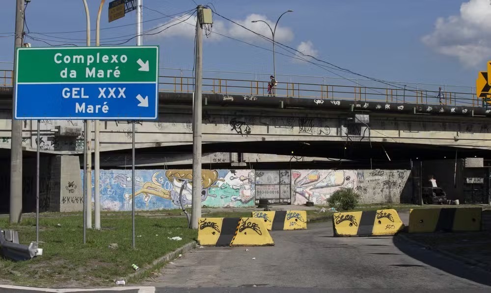 Polícia Militar zera roubos de carga na Maré com bloqueios de trânsito