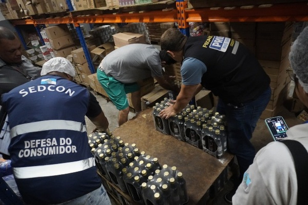Procon apreende cerca de duas mil garrafas de azeite irregulares em Rio das Ostras