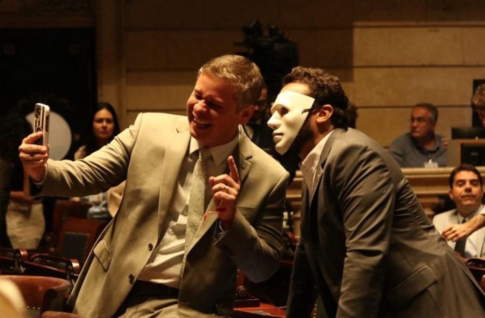 Fogo no palácio: Diego Vaz provoca Rogério Amorim e surge mascarado na Câmara