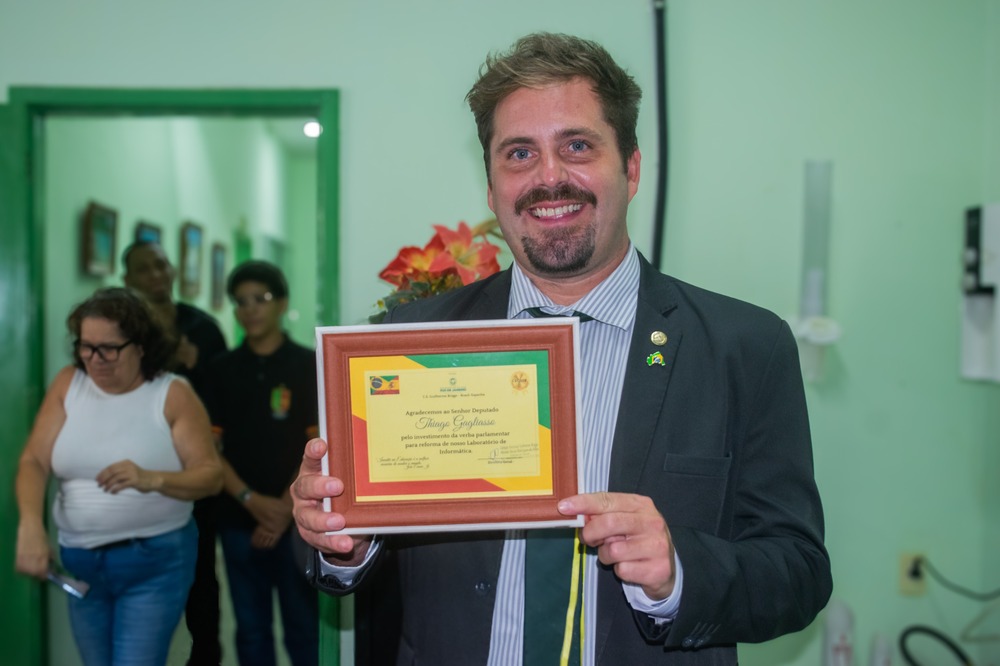 Colégio Estadual Guilherme Briggs, em Niterói, reinaugura sala de informática totalmente reformada