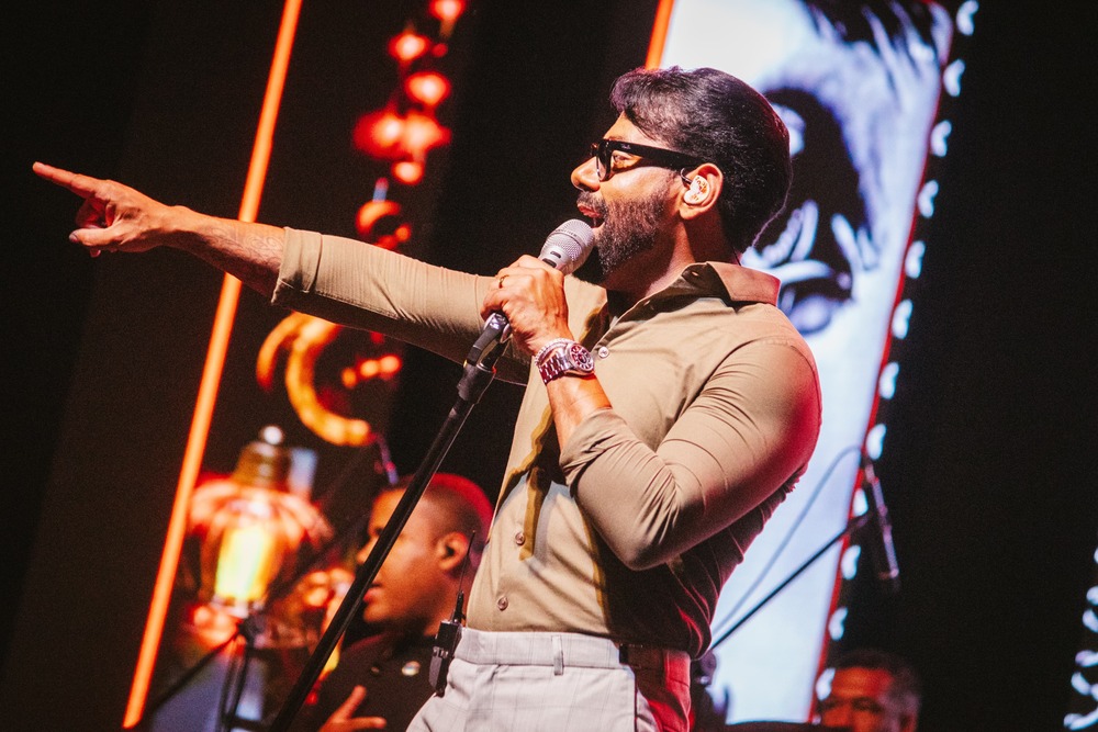 show do cantor Pablo, no palco do Espaço Hall