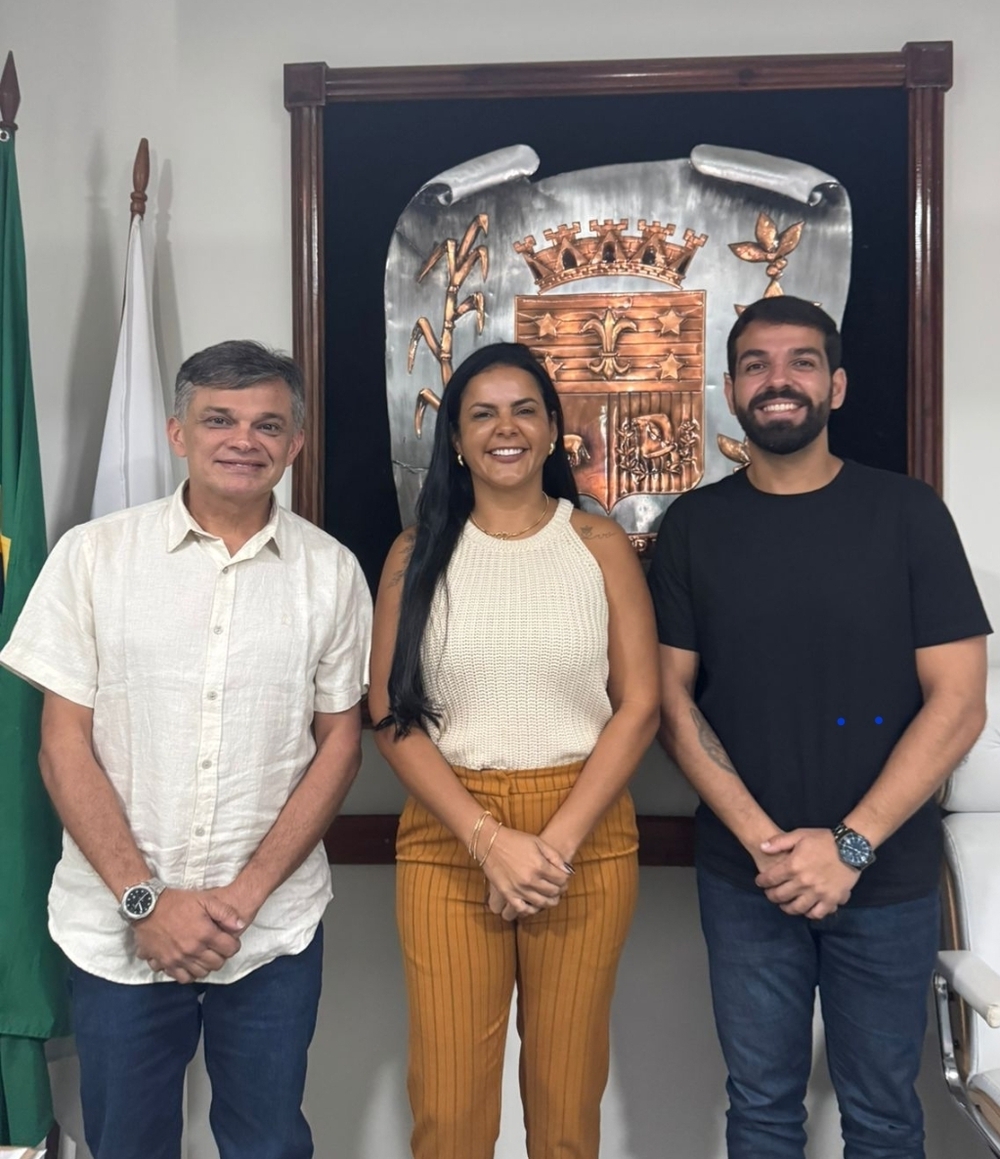 Dimas Gadelha mostra força fora da base e visita municípios da Região dos Lagos