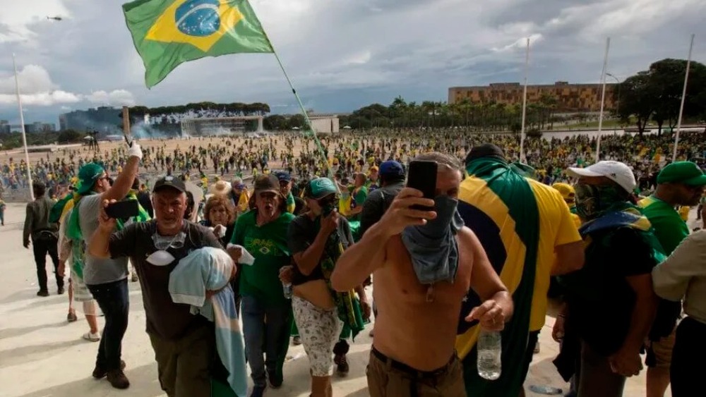 Associação anuncia fim de ajuda financeira a presos pelo 8 de Janeiro: ‘Calúnias’