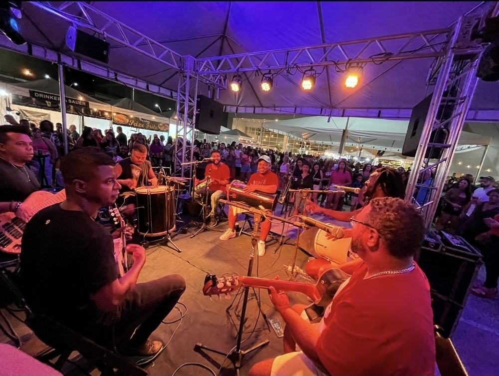 Gastro Samba leva comida, cerveja gelada e muito samba para o Aerotown Barra