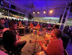 Gastro Samba leva comida, cerveja gelada e muito samba para o Aerotown Barra