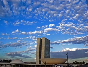 Fim da reeleição e mudança na duração de mandatos têm resistências no Congresso