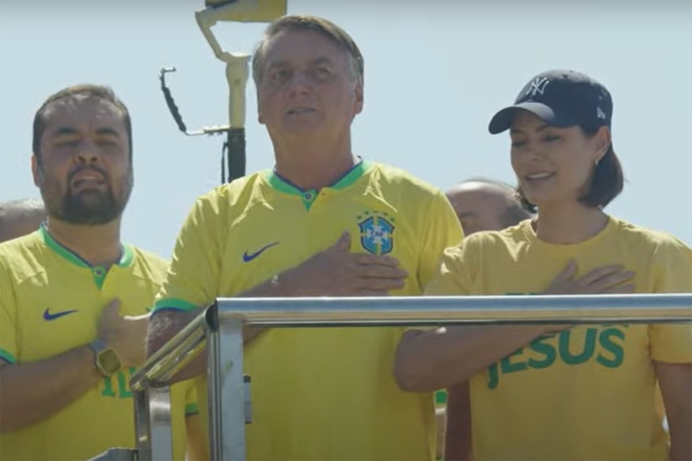 'Verdadeiros diretórios partidários': bolsonaristas, igrejas evangélicas violam a lei e não são punidas