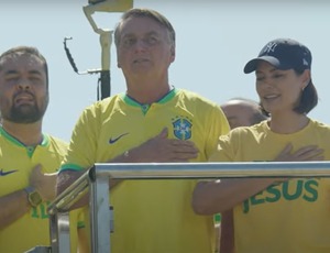 'Verdadeiros diretórios partidários': bolsonaristas, igrejas evangélicas violam a lei e não são punidas