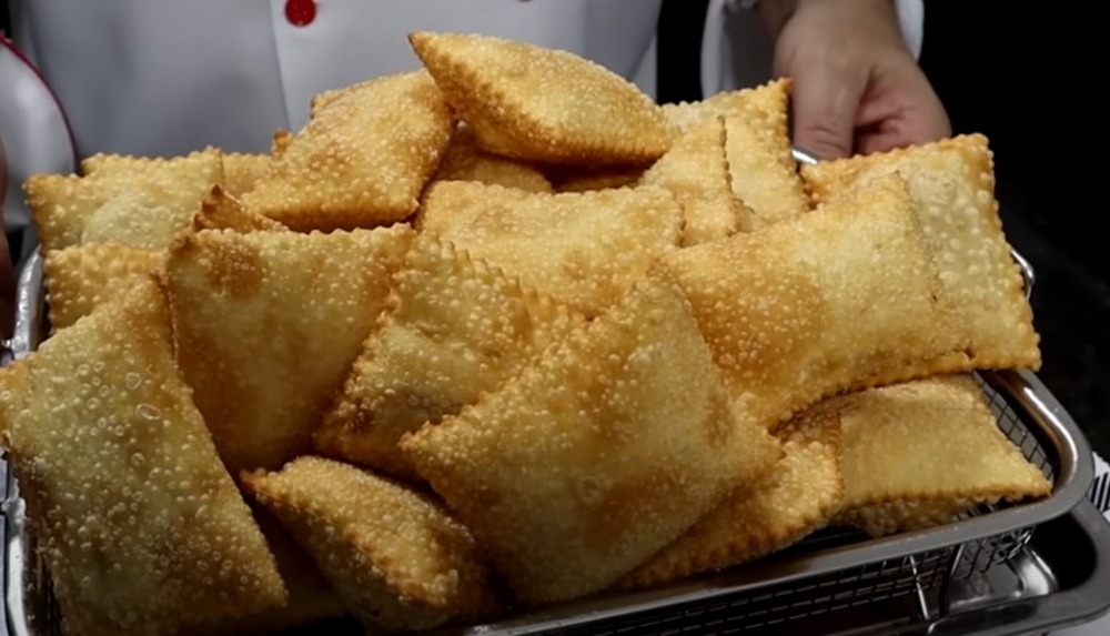 Mulher mata 40 integrantes de facção com pasteis envenenados