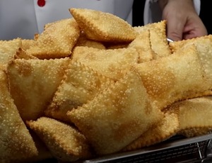 Mulher mata 40 integrantes de facção com pasteis envenenados