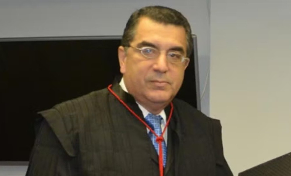 Desembargador federal suspeito de agredir a mulher em Ipanema é levado algemado à delegacia