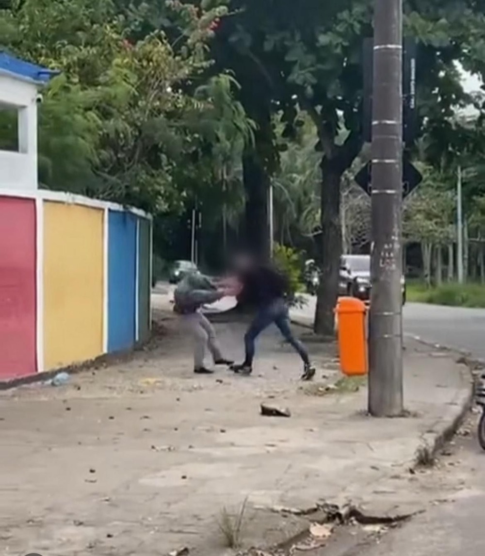 Motoboy é agredido por estudante em porta de escola na Barra da Tijuca