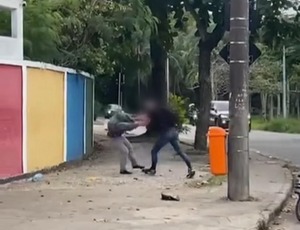 Motoboy é agredido por estudante em porta de escola na Barra da Tijuca