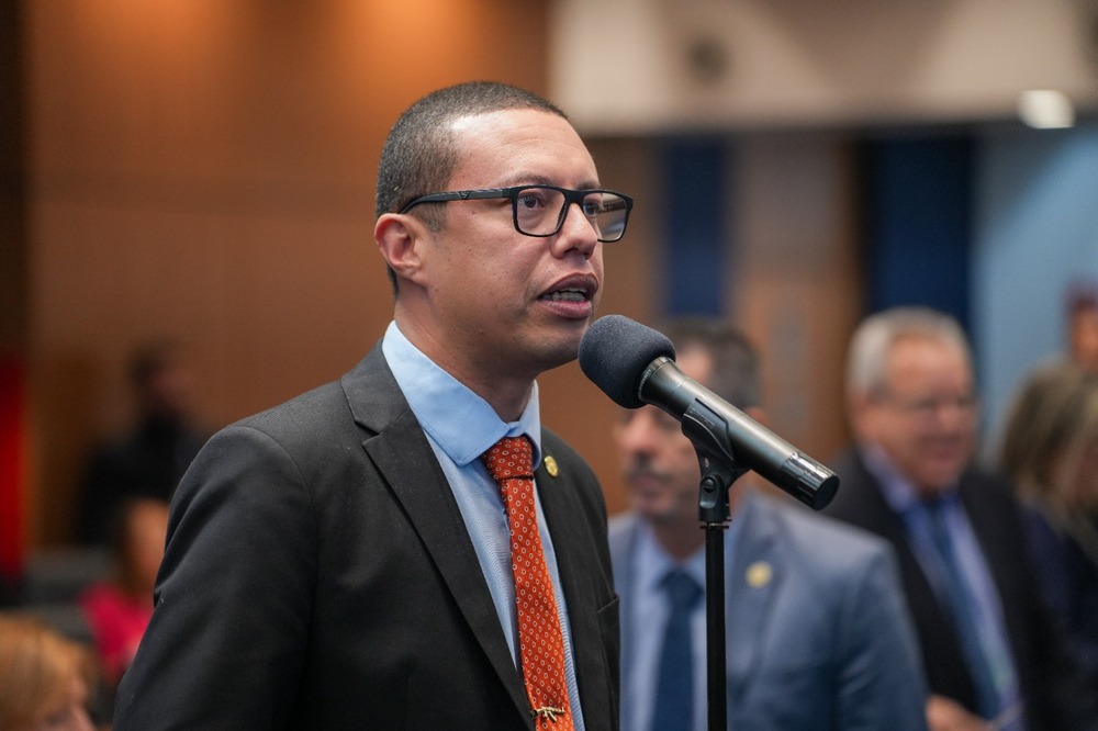 Deputado Douglas Gomes vai a Brasília pedir remédios para pessoas com doenças raras