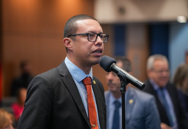 Deputado Douglas Gomes vai a Brasília pedir remédios para pessoas com doenças raras