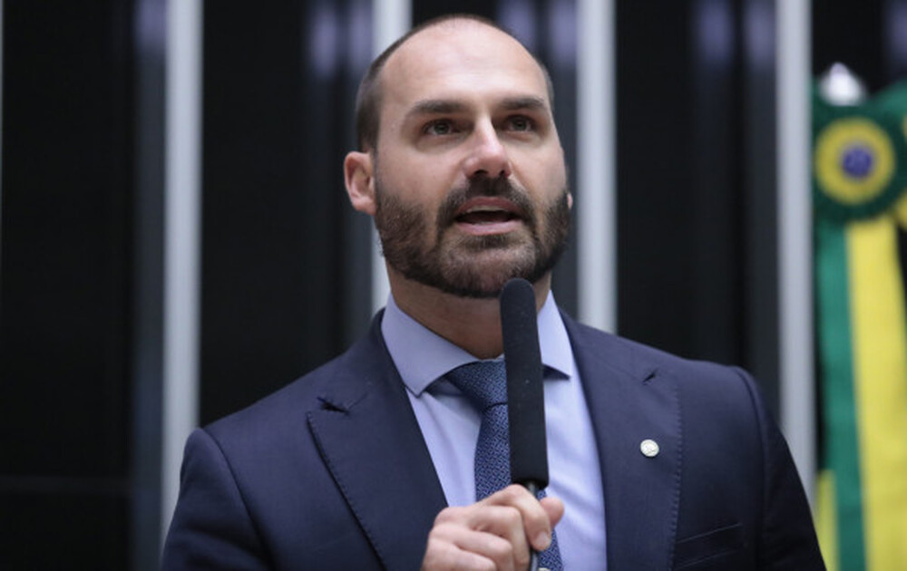 Eduardo Bolsonaro é alvo de novo inquérito no STF por supostas ameaças a Moraes; Condenação é tida como inevitável nos bastidores da Corte