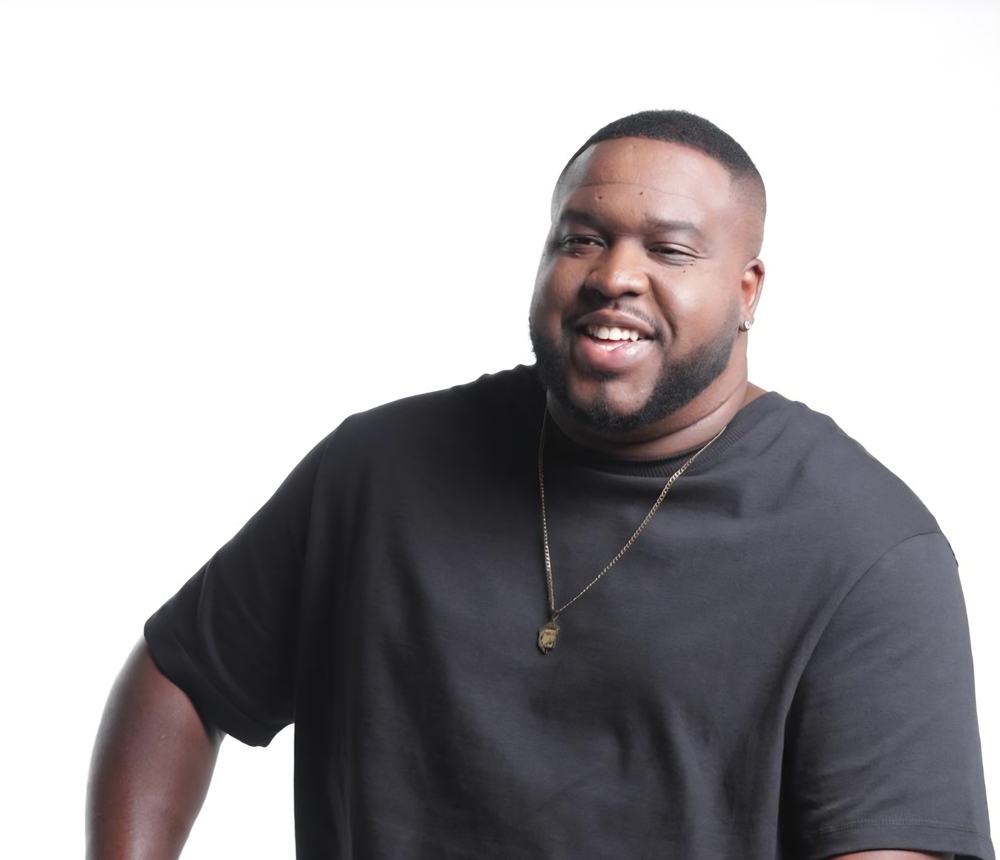 Cantor Renan Oliveira comemora Top 1 das músicas virais do Rio de Janeiro e tem outras duas canções entre as 20 mais tocadas do Estado