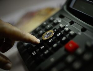 China suspende importações de todos os produtos aviários brasileiros