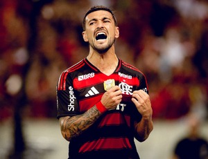 Flamengo atropela o Fortaleza no Maracanã e assume a liderança do Brasileirão