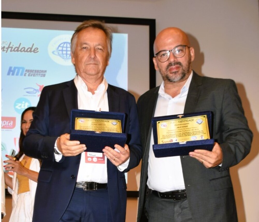 Julio Souza recebe Prêmio Personalidade Cultural do Ano do G10 Empresas