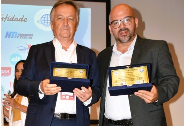 Julio Souza recebe Prêmio Personalidade Cultural do Ano do G10 Empresas