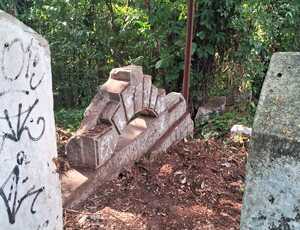 Moradores descobrem estrutura de pedra durante mutirão de limpeza na Fazenda Viegas