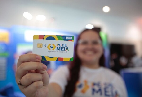 Governo Federal Lança Programa Pé-de-Meia para Incentivar Permanência de Jovens na Escola