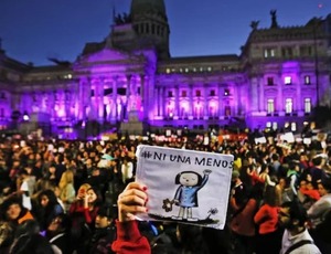 Manifestação em Buenos Aires reúne aposentados, cientistas e feministas contra governo Milei