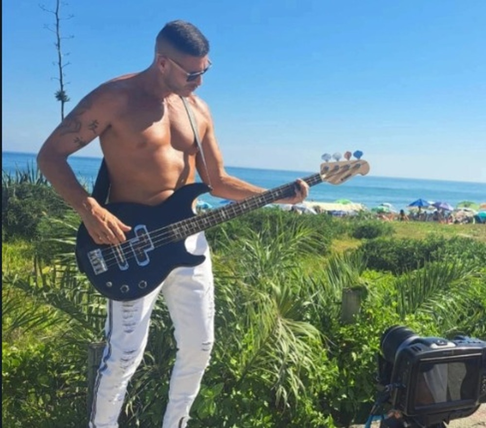 Daniel Olivetti é um nome que está começando a ganhar destaque por sua mistura única de gêneros musicais