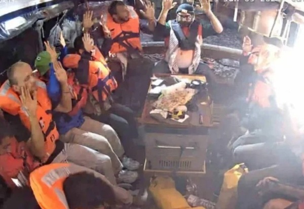 Forças de Israel invadem veleiro que leva ajuda humanitária a Gaza