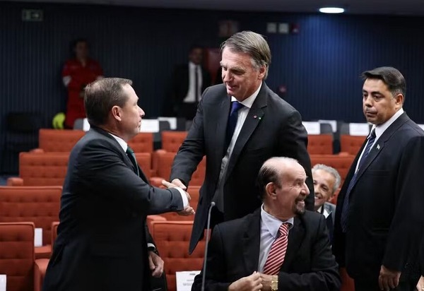 Cid diz que Bolsonaro ordenou prisão de Moraes e enxugou minuta