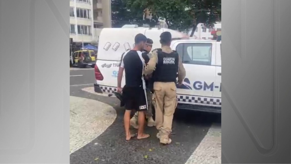 Ambulante é preso em Copacabana após cobrar R$ 1.061 por dois milhos a turistas estrangeiros