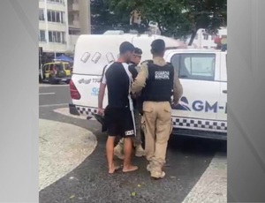 Ambulante é preso em Copacabana após cobrar R$ 1.061 por dois milhos a turistas estrangeiros