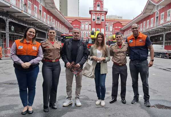 Humberto Martins irá dirigir seu primeiro longa-metragem e visita o Quartel dos Bombeiros do RJ ao lado da criadora Aline Müller 