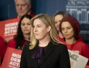 EUA: Deputada democrata e seu marido são mortos em ataque; senador e esposa também foram alvos