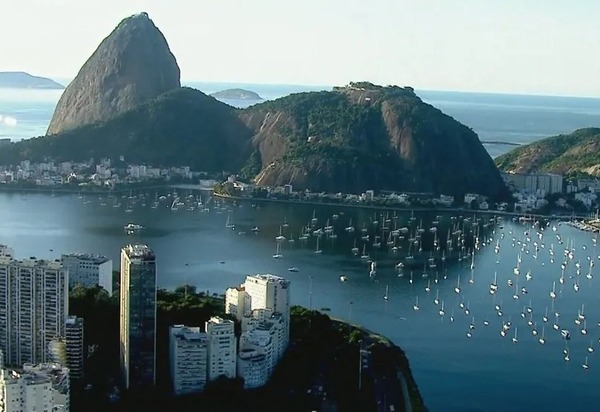 Pelo menos 1,4 milhão de veículos devem passar pelas principais rodovias do Rio no feriado