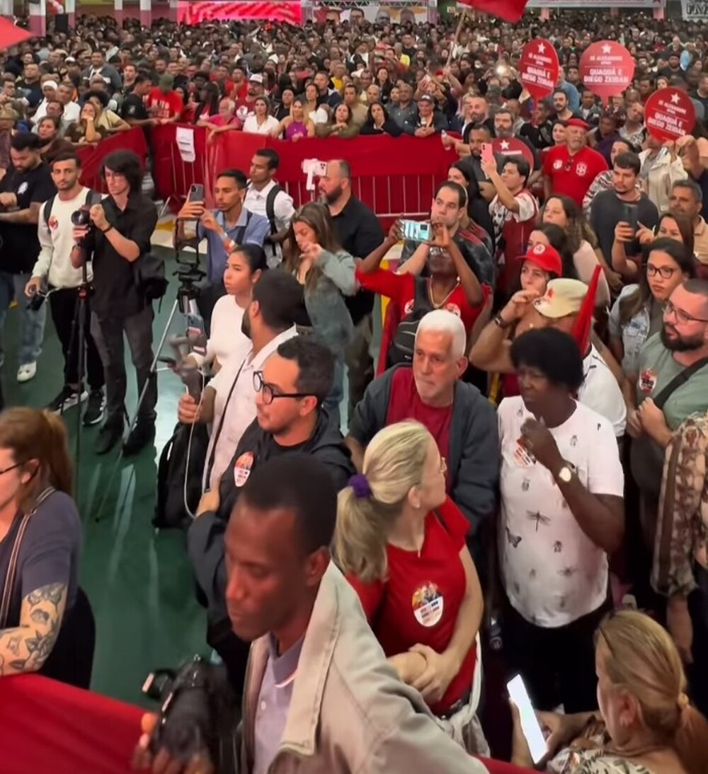 Quaquá defende retorno do PT às favelas, mas separa favelado de dirigentes com grades em evento na Mangueira