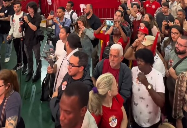 Quaquá defende retorno do PT às favelas, mas separa favelado de dirigentes com grades em evento na Mangueira