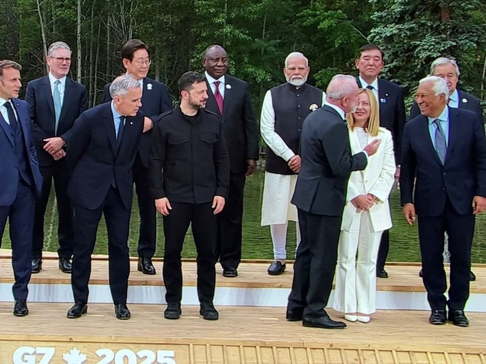 Lula se distrai durante foto do G7 e líderes chamam sua atenção