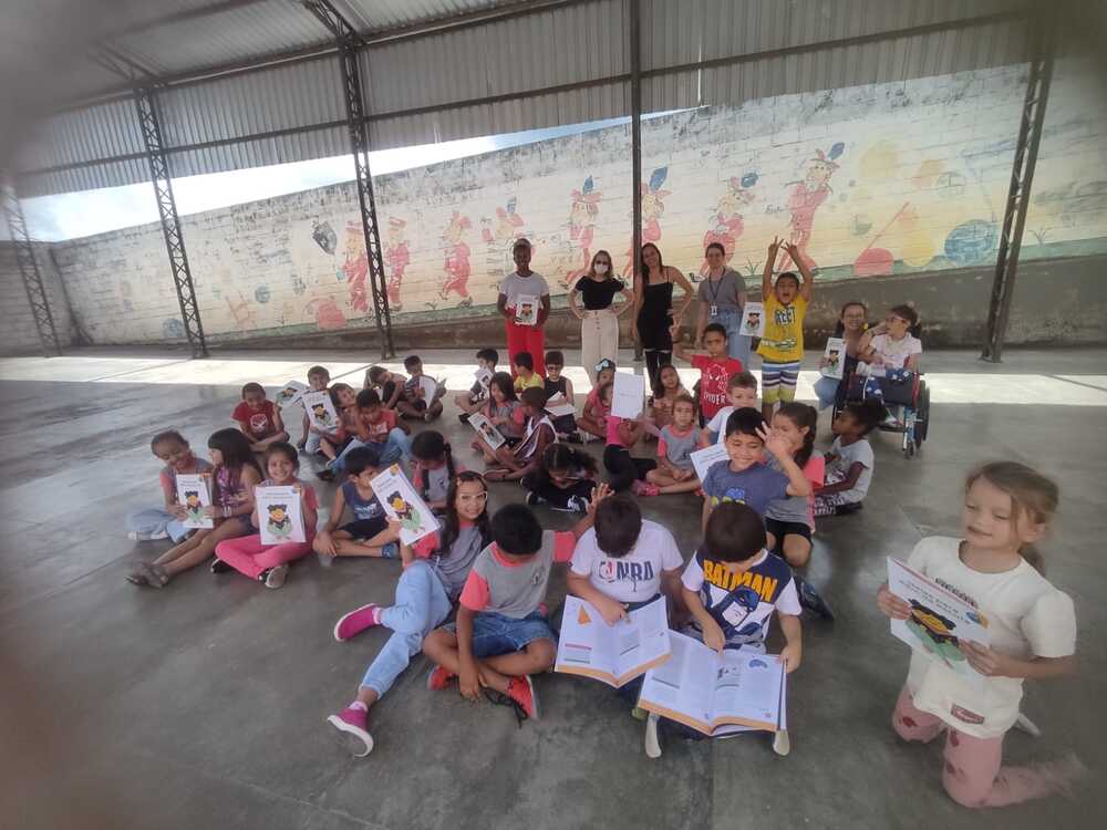 Rádio Traquinagem lança caderno com atividades para brincar e escutar com as infância