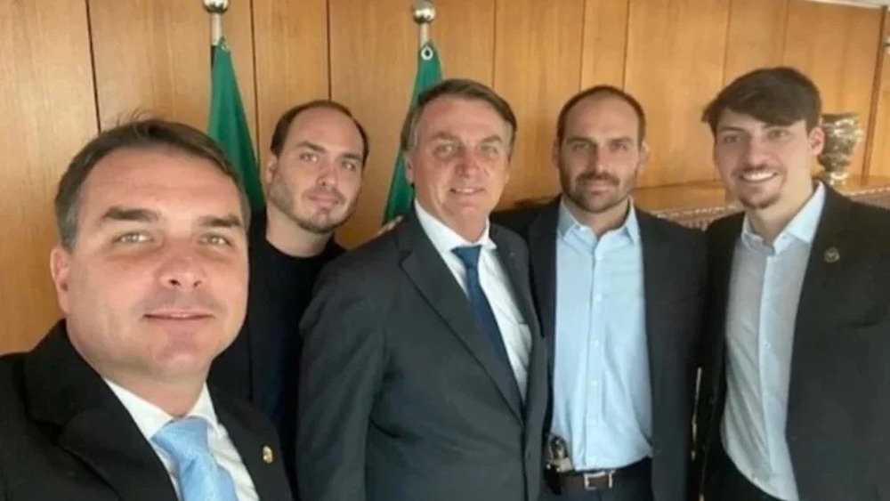 Veja como aparecem os filhos de Jair Bolsonaro na investigação da Abin paralela