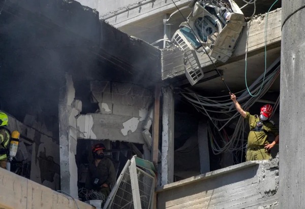 Ataques iranianos atingem hospital israelense, ferindo 47; Netanyahu ameaça Khamenei