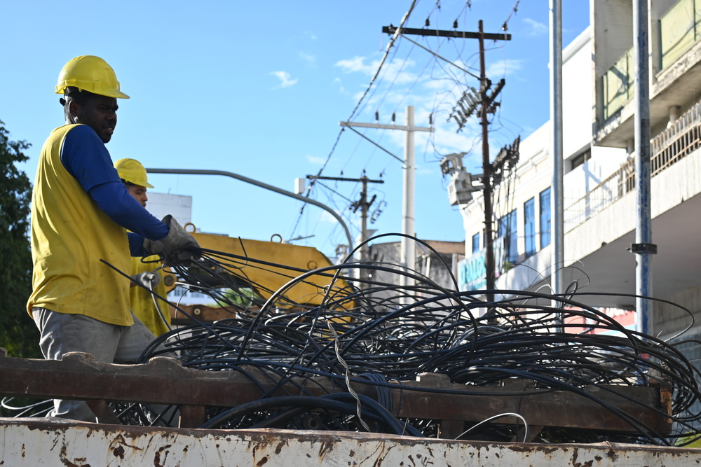 Prefeitura de Niterói remove cerca de 50 toneladas de fios em desuso na cidade
