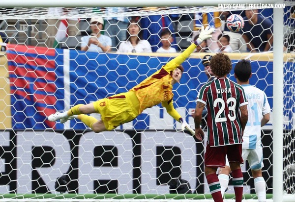 Com a bênção de João de Deus, Fluminense vence jogo sofrido contra o Ulsan