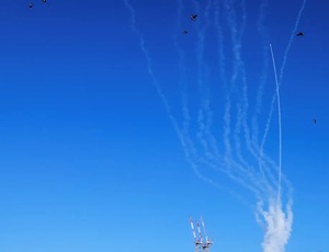 Irã lança mísseis contra base militar dos Estados Unidos no Catar